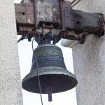 Niemirów, dzwon na dzwonnicy kościoła pw. św. Trójcy (fundacja ks. Bronisława Gwoździa z Lubaczowa, lata 90. XX w.). Fot. T. Poźniak, 2011 r.