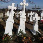 Opaka, zabytkowe nagrobki na d. cmentarzu parafialnym, XIX/XX w. Fot. T. Poźniak, 2009 r.