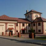 Wielkie Oczy, dwór (2 poł. XVII w., później przebudowany, ob. siedziba Urzędu Gminy). Fot. J. Mazur, 2011r.