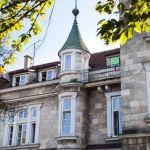 Horyniec-Zdrój, pałac Ponińskich (wykusz z herbem Łodzia Ponińskich na zwieńczeniu, pocz. XX w.). Fot. T. Poźniak, 2011 r.