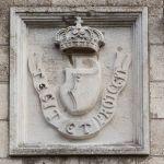 Horyniec-Zdrój, herb rodowy Sobieskich - Janina na elewacji pałacu Ponińskich (pocz. XX w.). Fot. T. Poźniak, 2011 r.