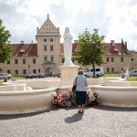 Żółkiew, zamek i fontanna (d. studnia) z figurą Matki Boskiej. Fot. T. Poźniak, 2011 r.