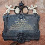 Żółkiew, epitafium królewiczów Sobieskich: Konstantego i Jakuba oraz księżniczki Marii Karoliny de Bouillon (wyk. Parys Filippi, 1862 r.), w kolegiacie pw. św. Wawrzyńca. Fot. T. Poźniak, 2011 r.