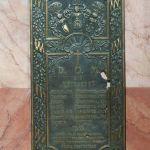 Żółkiew, brązowa płyta (1908 r.) upamiętniająca ponowne uporządkowanie krypty Żółkiewskich, Daniłowiczów i Sobieskich w podziemiach kolegiaty pw. św. Wawrzyńca. Fot. T. Poźniak, 2011 r.