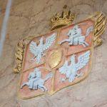 Żółkiew, tarcza z herbami Polski, Litwy i Janina Sobieskich na ścianie transeptu kolegiaty pw. św. Wawrzyńca. Fot. T. Poźniak, 2011 r.