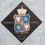 Żółkiew, tablica ku czci Jana III Sobieskiego na ścianie kolegiaty pw. św. Wawrzyńca, ufundowana w 200. rocznicę odsieczy wiedeńskiej (1883 r.). Fot. T. Poźniak, 2011 r.