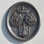 Cieszanów, medalion z herbem Rzeczypospolitej Trojga Narodów na pomniku Jana III Sobieskiego (1883 r.). Fot. T. Poźniak, 2011r.