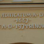 Wielkie Oczy, napis na fasadzie kościoła podominikańskiego pw. Niepokalanego Poczęcia Najświętszej Maryi Panny (ok. 1667-1684, k. XVIII w., 1 poł. XX w.). Fot. J. Mazur, 2011 r.