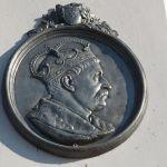 Cieszanów, medalion z popiersiem Jana III Sobieskiego na pomniku króla (1883 r.). Fot. T. Poźniak, 2011 r.