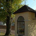 Wielkie Oczy, kapliczka na dziedzińcu kościelnym (1983 r.). Fot. J. Mazur, 2011 r.