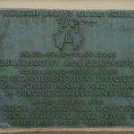 Wielkie Oczy, tablica inskrypcyjna na kapliczce (1983r.). Fot. J. Mazur, 2011 r.