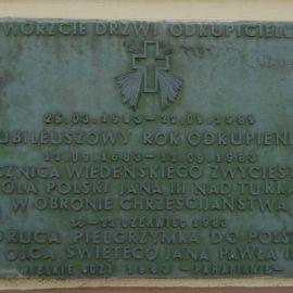 Wielkie Oczy, tablica inskrypcyjna na kapliczce (1983r.). Fot. J. Mazur, 2011 r.