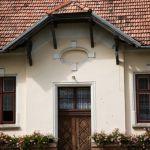 Basznia Dolna, dekoracja architektoniczna d. rządcówki, pocz. XX w. Fot. T. Poźniak, 2011 r.