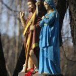 Huta Kryształowa, figury przydrożne (Chrystus Zmartwychwstały i Matka Boska Niepokalana), pocz. XX w. Fot. T. Poźniak, 2009 r.