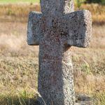 Lisie Jamy, kamienny krzyż mogilny, XVIII/XIX w. Fot. T. Poźniak, 2011 r.