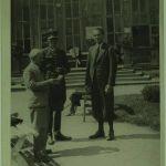 Fundacja Zygmunta i Jana Karłowskich, Zygmunt i Jan Karłowscy przed wejściem do Nowych Łazienek. Fot. lata 30. XX w.