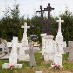 Załuże, zabytkowe nagrobki na cmentarzu parafialnym, XIX/XX w. Fot. T. Poźniak, 2011 r.